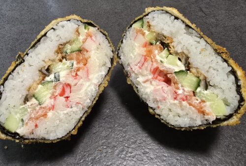 Knusprig panierter und frittierter Dragon Sushi Burger.