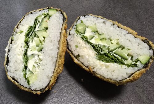 Knusprig panierter und frittierter Vegetarischer Sushi Burger.